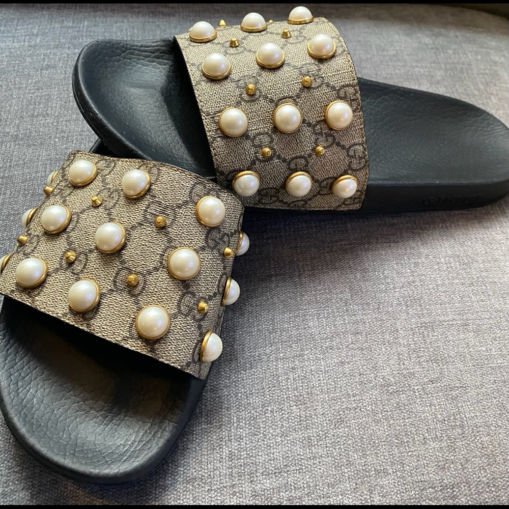 Gucci pearl slides